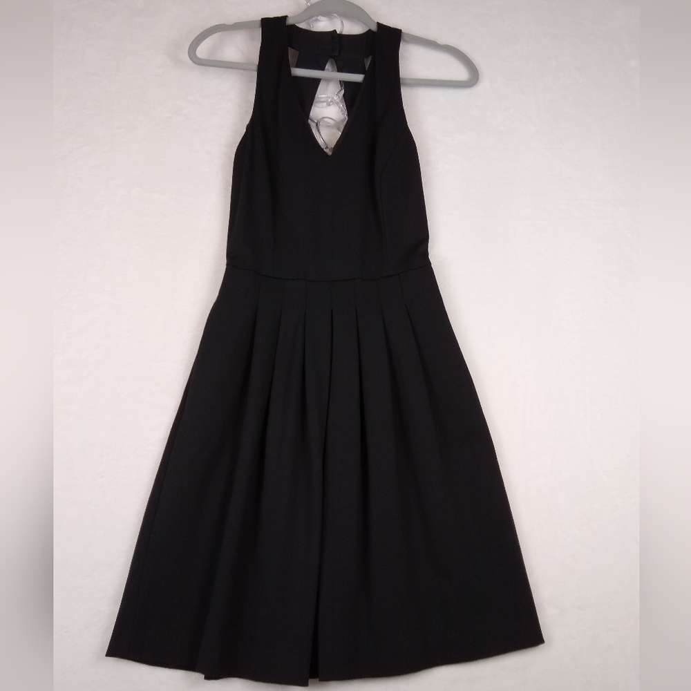 BANANA REPUBLIC CUTOUT BACK, PLEATED V-NECK BLACK DRESS SIZE 0